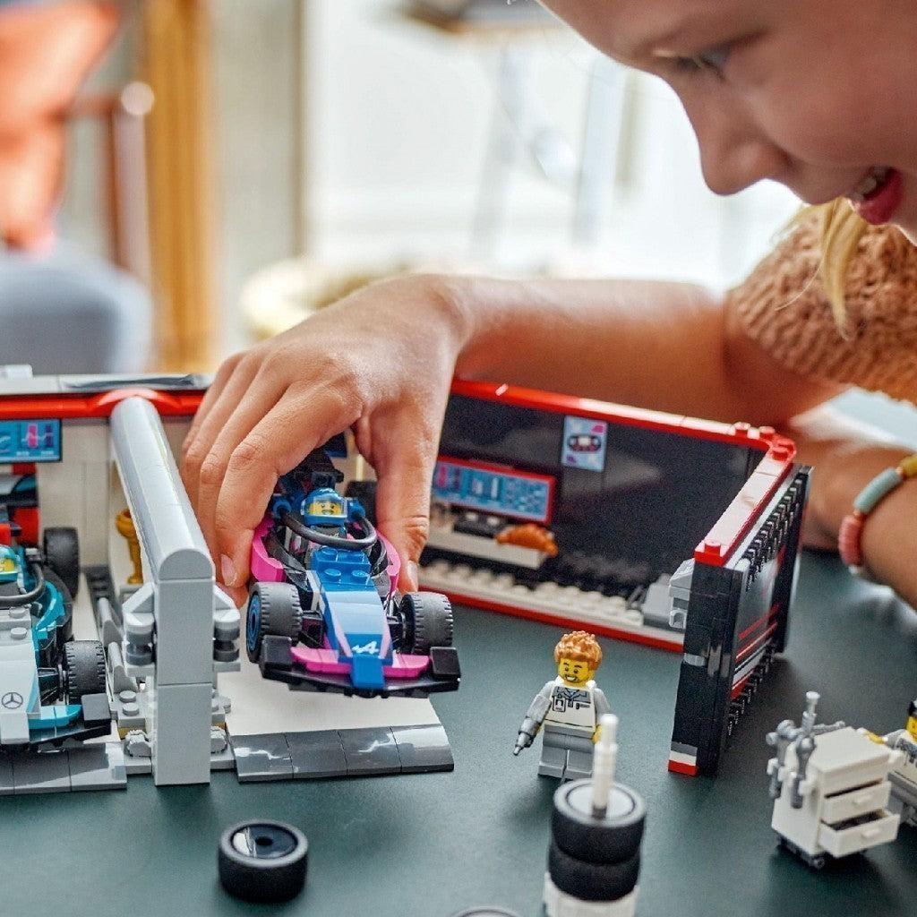 LEGO CITY 60444 Đồ Chơi Lắp Ráp Gara F1 (678 chi tiết)